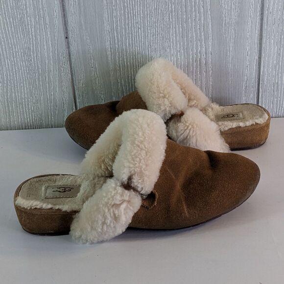 UGG Elanor Suede Mules Slip On Sheepskin Lining EUC SZ 6 - Picture 7 of 8